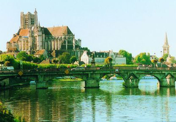 CRUCEROS FLUVIALES CANALES DE FRANCIA AUXERRE ART DE VIVRE CRUCEROS PRIVADOS DE LUJO